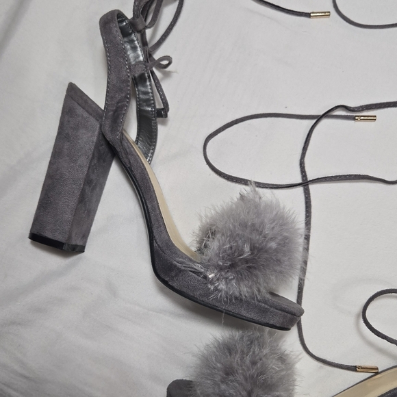 Chic Women's Strap Up Gray Heels With Faux Fur Detail Sz 9 - Picture 7 of 12